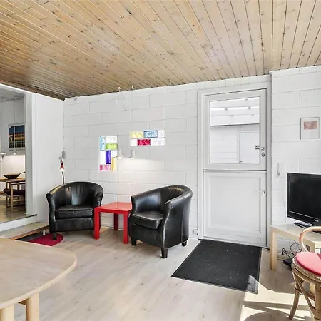 Tatil Evi 1438-aakirkeby-sortspaettevej-10 *